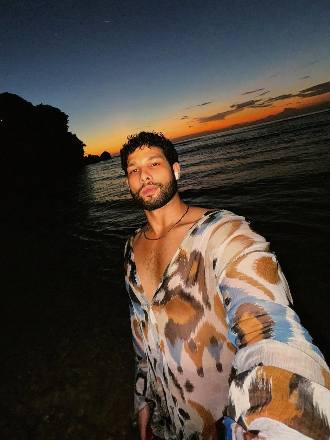Look by siddhantchaturvedi